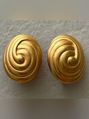 GINNIE JOHANSEN GJD, Vintage, Matt Gold Tone, Swirl Pattern, Clip On Earrings